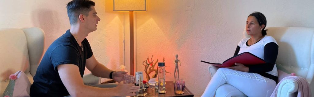 Zwei Personen im Beratungsgespräch – Psychosoziale Beratung, psychologische Begleitung & Coaching bei Rosmary WEISS in Unterägeri, Kanton Zug