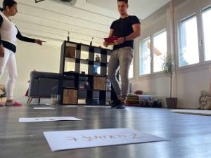 Einzelberatung: Zwei Personen in einem Praxisraum mit Bodenankern – Aufstellungsarbeit zur Zukunftsorientierung bei Rosmary WEISS in Unterägeri