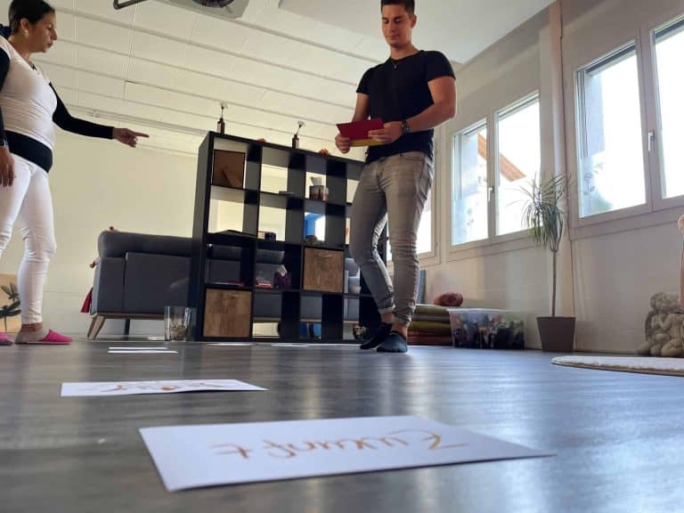 Einzelberatung: Zwei Personen in einem Praxisraum mit Bodenankern – Aufstellungsarbeit zur Zukunftsorientierung bei Rosmary WEISS in Unterägeri