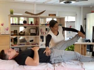 Kinesiologie: Rosmary Weiss führt in ihrer Praxis einen kinesiologischen Muskeltest bei einem liegenden Klienten durch