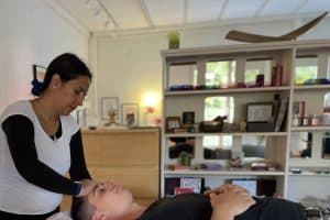Neuro-Tuning: Rosmary Weiss bei einer Neuro-Tuning-Anwendung nach Erich Keller – ruhige Behandlung am Kopf eines liegenden Klienten