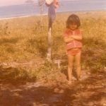 Kindheitsfoto von Rosmary WEISS im Jahr 1977 am Meer – eine Reise zu den Wurzeln ihrer Lebensbegleitung