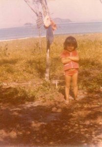 Kindheitsfoto von Rosmary WEISS im Jahr 1977 am Meer – eine Reise zu den Wurzeln ihrer Lebensbegleitung